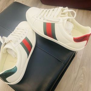 Gucci shoes never worn